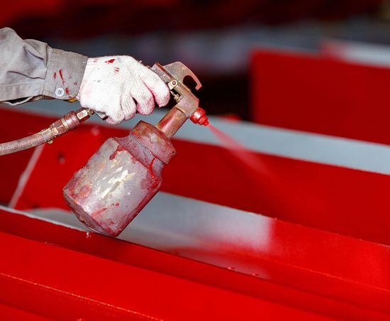 Metallelemente werden lackiert